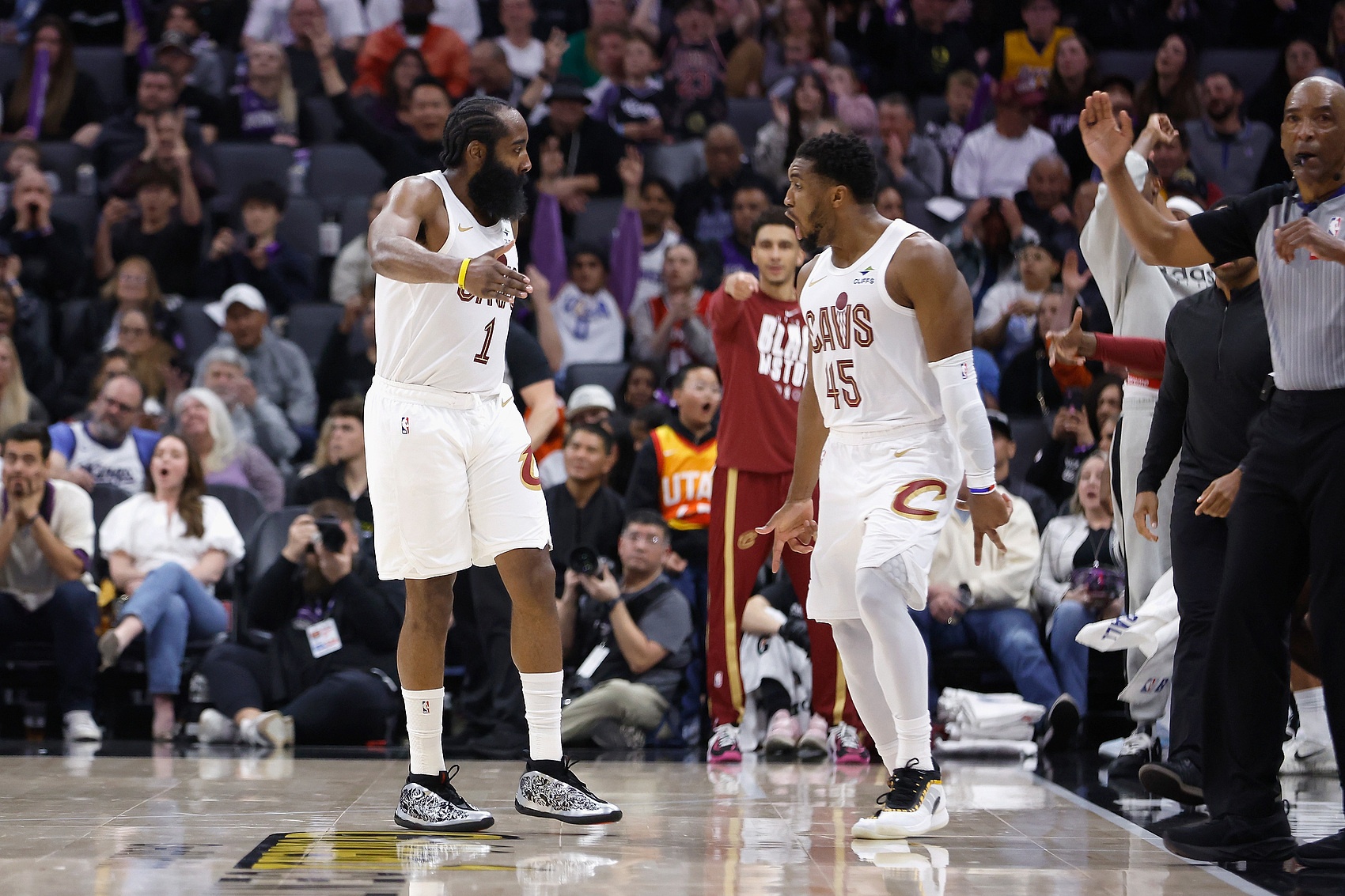 足球直播在线免费看-米切尔：哈登提升队友的能力让我解脱 我可以蹲底角&amp;让他掌控比赛