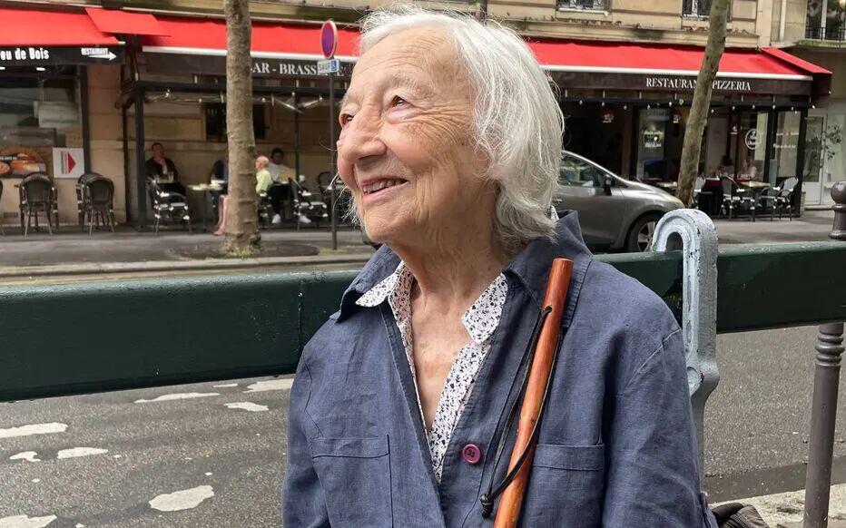 足球直播在线免费看-巴黎街头一群足球流氓围着90岁老奶？看似惊险其实很暖！